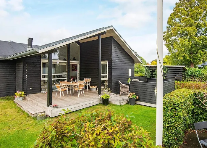 5 Person In Malling-by Traum *